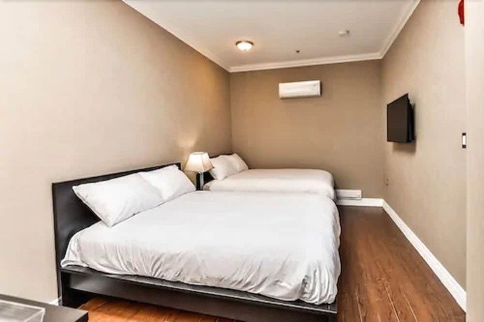 Imagen de la habitación del Hotel Nu Toronto. Foto 8