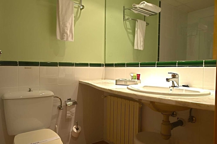 Imagen de la habitación del Hotel Nuevo Zenit Calahorra. Foto 8