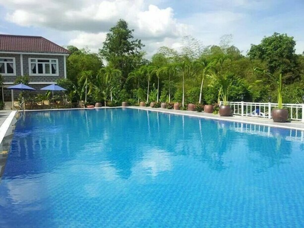 Imagen de la piscina del Hotel Nui Cam Resort. Foto 11