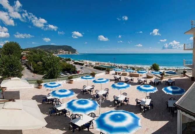 Imagen de los exteriores del Hotel Numana Palace. Foto 14
