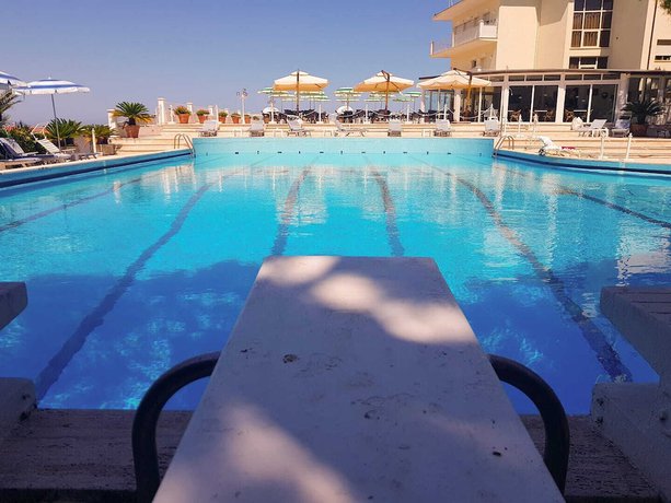 Imagen de la piscina del Hotel Numana Palace. Foto 19