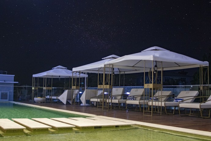 Imagen de la piscina del Hotel Number One Oxford Street Hotel and Suites. Foto 20