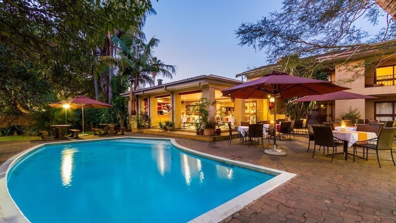 Imagen de la piscina del Hotel Numbi and Garden Suites. Foto 19