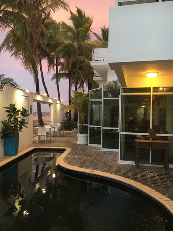 Imagen de la piscina del Hotel Numero Uno Beach House. Foto 15