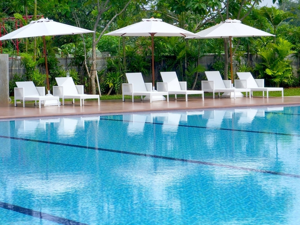 Imagen de la piscina del Hotel Nunia Inn Bandara Jakarta - Airport. Foto 16
