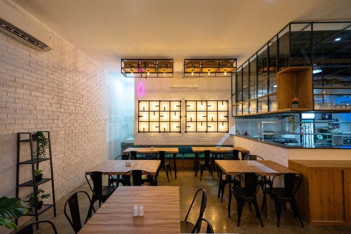 Imagen del bar/restaurante del Hotel Nunia Tamansari. Foto 5