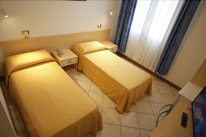 Imagen de la habitación del Hotel Nuova Aurora Venice. Foto 18