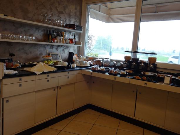 Imagen del bar/restaurante del Hotel Nuova Orchidea, Dresano. Foto 7