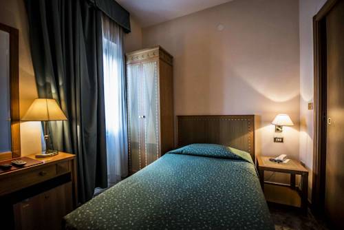 Imagen de la habitación del Hotel Nuovo Albergo. Foto 13