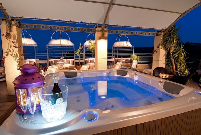 Imagen de la piscina del Hotel Nuovo Diana. Foto 19