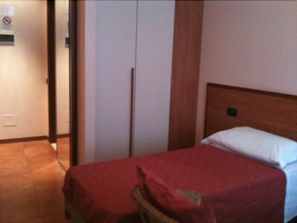 Imagen de la habitación del Hotel Nuovo, Milán. Foto 3