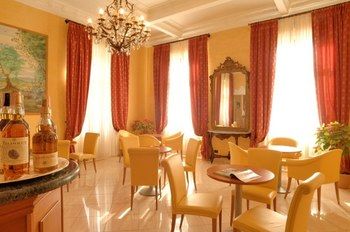 Imagen del bar/restaurante del Hotel Nuovo Suisse. Foto 5