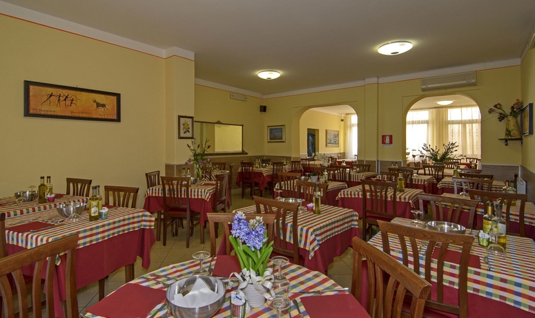 Imagen del bar/restaurante del Hotel Nuovo Tirreno. Foto 1