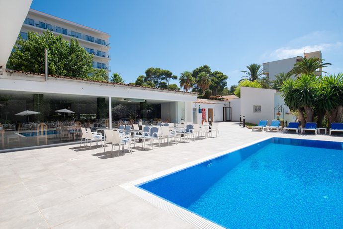 Imagen de la piscina del Hotel Nura Condor. Foto 18