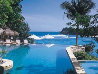 Imagen de la piscina del Hotel Nusa Lembongan Resort. Foto 6