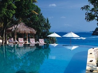 Imagen de la piscina del Hotel Nusa Lembongan Resort. Foto 7