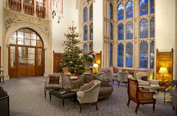 Imagen de los interiores del Hotel Nutfield Priory and Spa. Foto 6