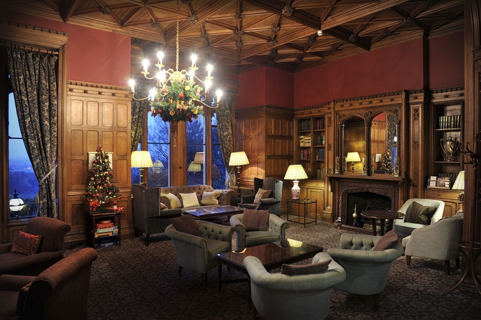 Imagen de los interiores del Hotel Nutfield Priory and Spa. Foto 8