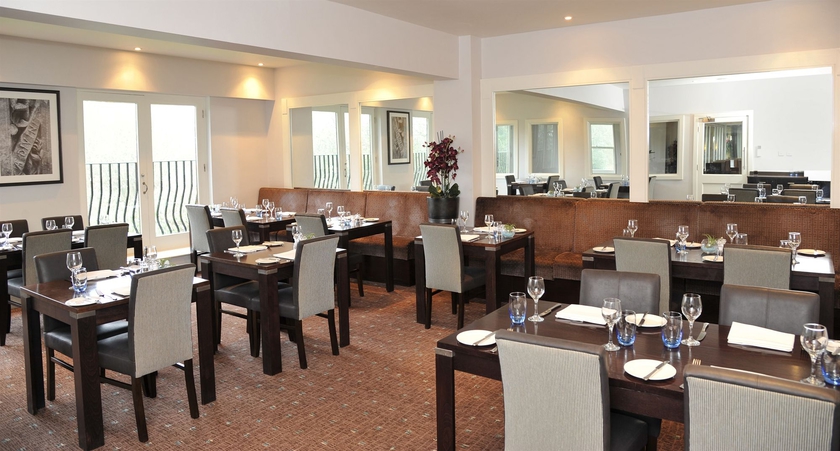 Imagen del bar/restaurante del Hotel Nutfield Priory and Spa. Foto 2