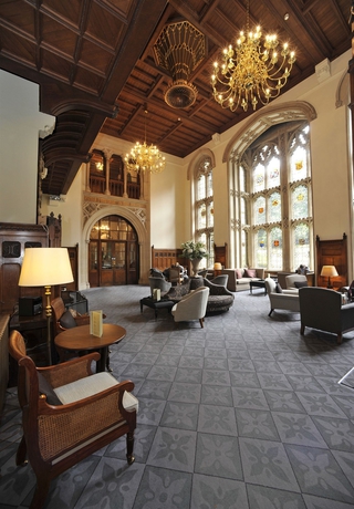 Imagen de los interiores del Hotel Nutfield Priory and Spa. Foto 9