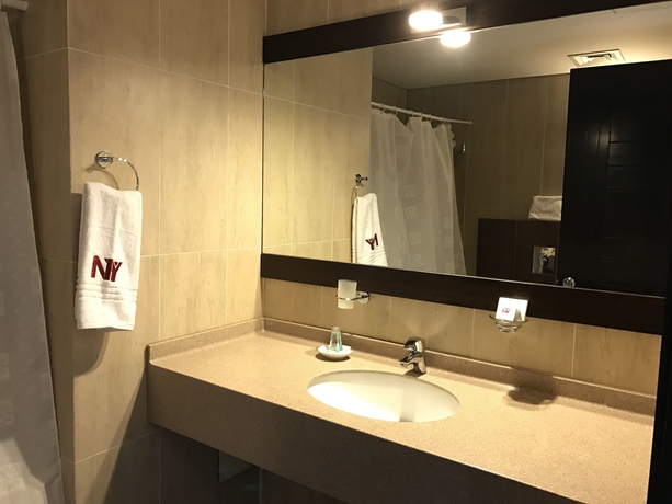 Imagen de la habitación del Hotel Ny Suites. Foto 7