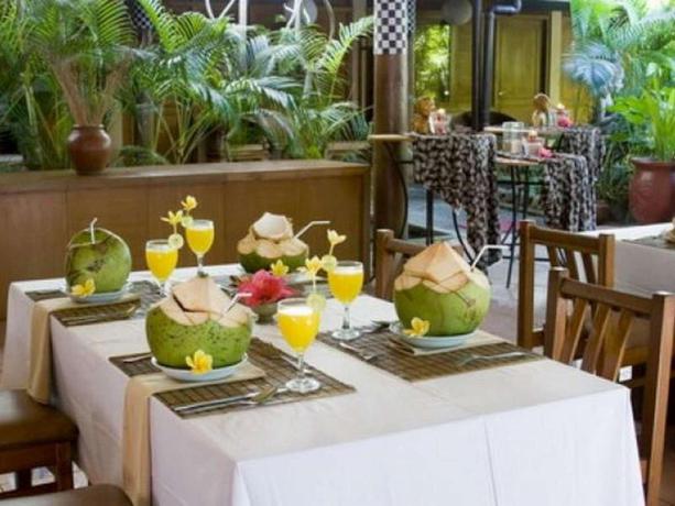 Imagen del bar/restaurante del Hotel Nyiur Indah Beach Hotel. Foto 6