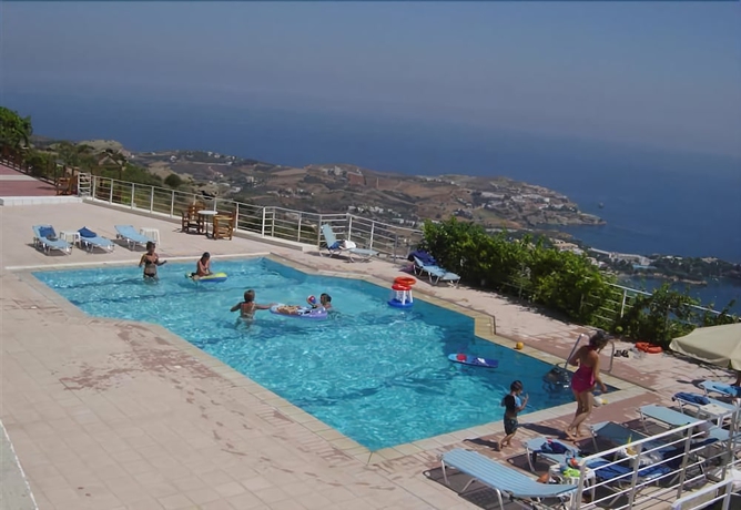 Imagen de la piscina del Hotel Nymphes Luxury Apartments. Foto 15