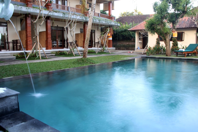 Imagen de la piscina del Hotel Nyoman Sandi Guest House. Foto 12
