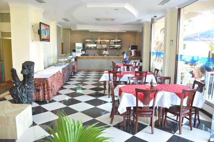 Imagen del bar/restaurante del Hotel Nyumbanis and Resorts - Moshi. Foto 3