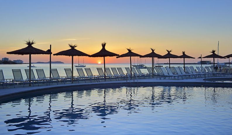 Imagen de la piscina del Hotel Nyx Ibiza - Adults Only. Foto 19