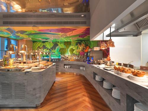 Imagen del bar/restaurante del Hotel Nyx Limassol By Leonardos. Foto 9