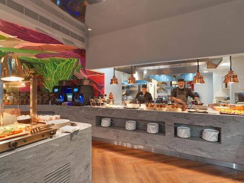 Imagen del bar/restaurante del Hotel Nyx Limassol By Leonardos. Foto 10