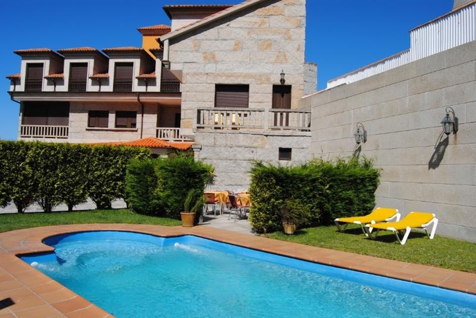 Imagen de la piscina del Hotel O Castro. Foto 8