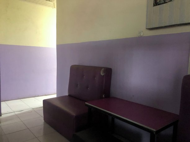 Imagen de los interiores del Hotel O Mahendra HomestayNearTaman Wisata Bukit Rurukan. Foto 17