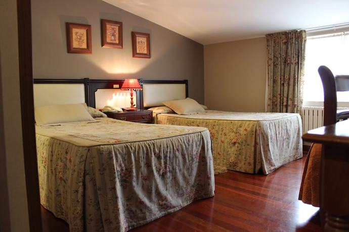 Imagen de la habitación del Hotel O Pino. Foto 5