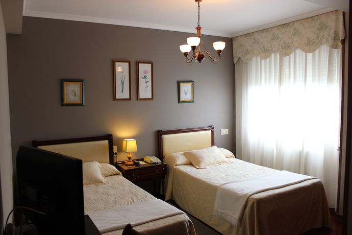 Imagen de la habitación del Hotel O Pino. Foto 6