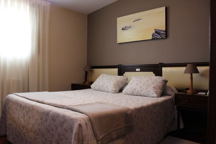 Imagen de la habitación del Hotel O Pino. Foto 11
