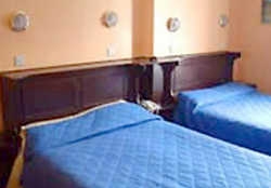 Imagen de la habitación del Hotel O SHEAS. Foto 5