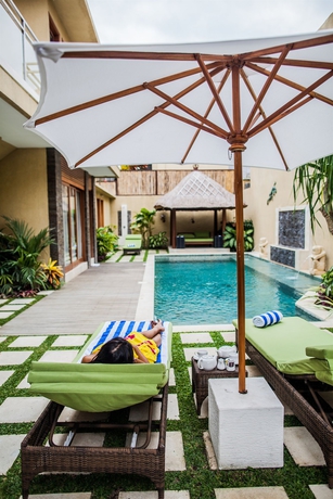 Imagen de la piscina del Hotel O Villas. Foto 15