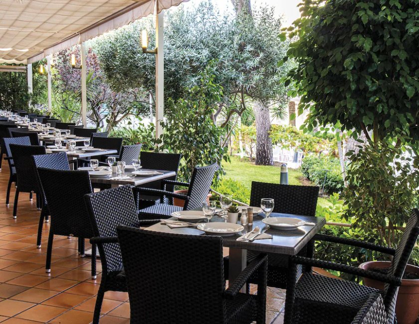 Imagen del bar/restaurante del Hotel O7 Club Cala Ratjada. Foto 4