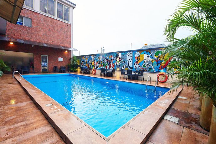 Imagen de la piscina del Hotel OAK HAVENS HOTEL. Foto 20