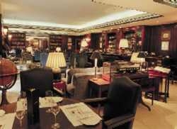 Imagen del bar/restaurante del Hotel OBSERVATORY. Foto 3