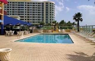 Imagen de la piscina del Hotel OCEAN SANDS RESORT. Foto 3