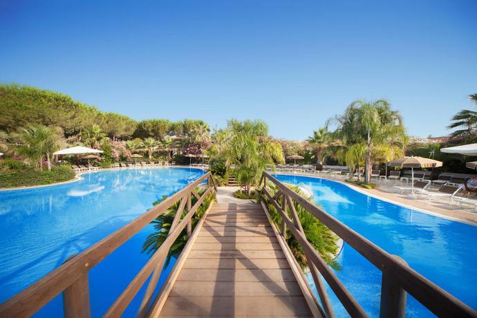 Imagen de la piscina del Hotel OLEANDRI HOTEL CLUB. Foto 7