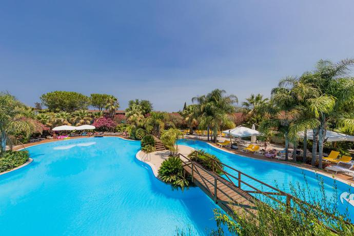 Imagen de la piscina del Hotel OLEANDRI HOTEL CLUB. Foto 8
