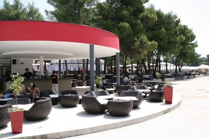 Imagen de los exteriores del Hotel OLYMPIA, Vodice. Foto 5