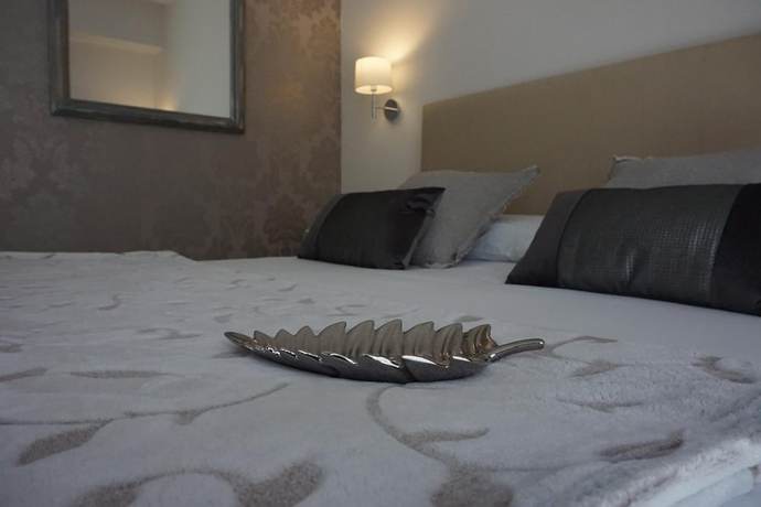Imagen de la habitación del Hotel OMA. Foto 3
