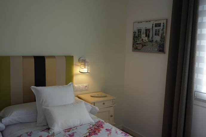 Imagen de la habitación del Hotel OMA. Foto 13