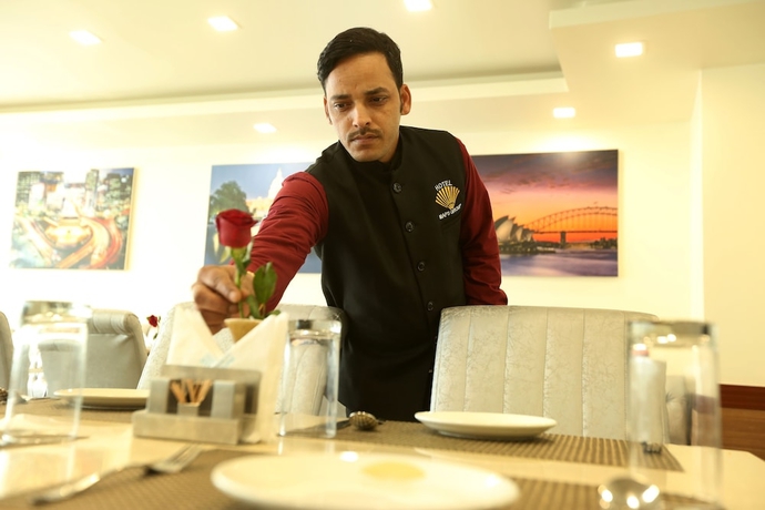 Imagen del bar/restaurante del Hotel OMEGA, Gurugram. Foto 3