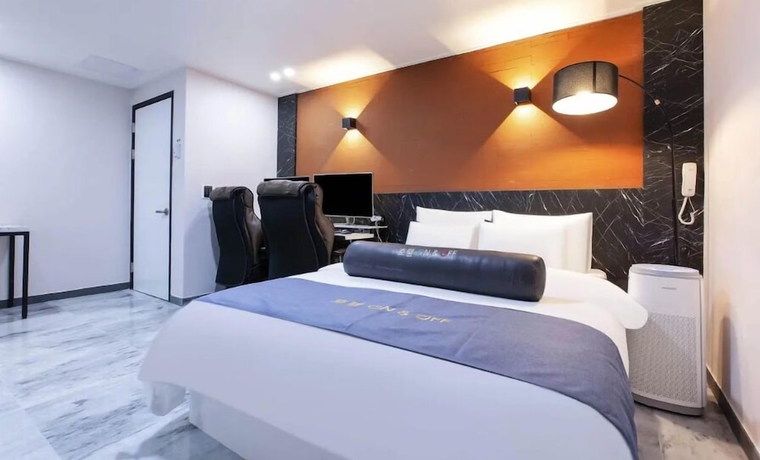 Imagen de la habitación del Hotel ON and OFF HOTEL. Foto 3